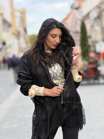 Jacheta neagra cu gluga si dantela [1]