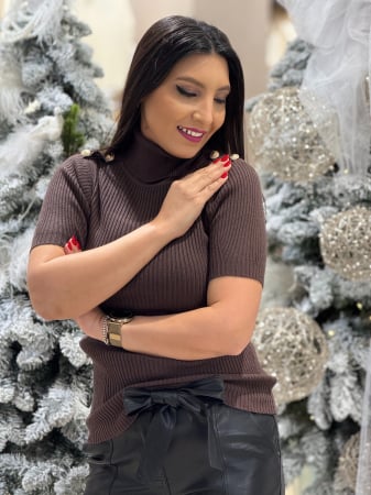 Noutati - Maleta cu nasturi pe maneca