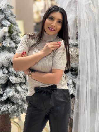 Noutati - Maleta cu nasturi pe maneca