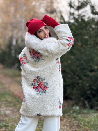 Palton cu flori brodate si guler din blana [9]