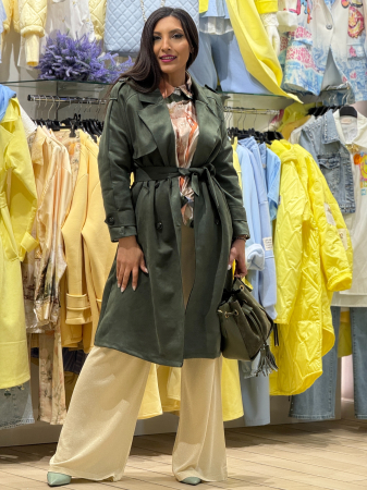 Palton damă cu croială petrecută, guler tip rever și cordon în talie [1]