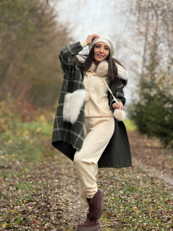 Palton in carouri cu guler si buzunare din blana alba [8]