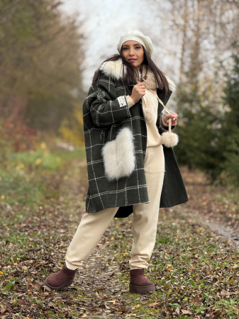 Palton in carouri cu guler si buzunare din blana alba [2]