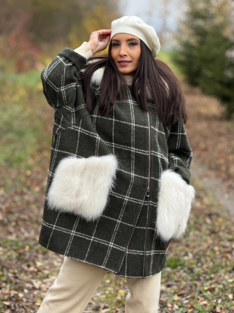 Colectia de lux - Palton in carouri cu guler si buzunare din blana alba