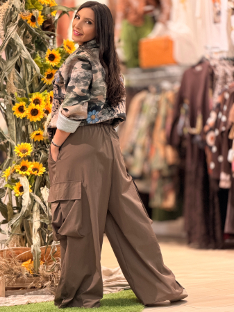 Pantaloni cargo cu elastic in talie [4]