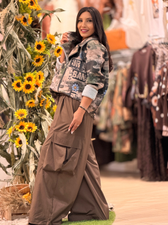 Pantaloni cargo cu elastic in talie [3]