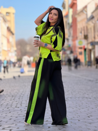 Pantaloni casual cu talie elastica si insertii laterale contrastante cu efect decorativ [3]