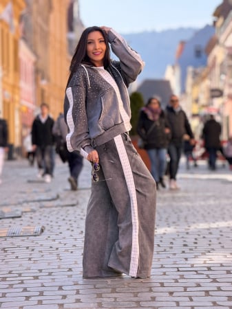 Pantaloni - Pantaloni casual cu talie elastica, snur reglabil si aplicatii decoative cu strasuri