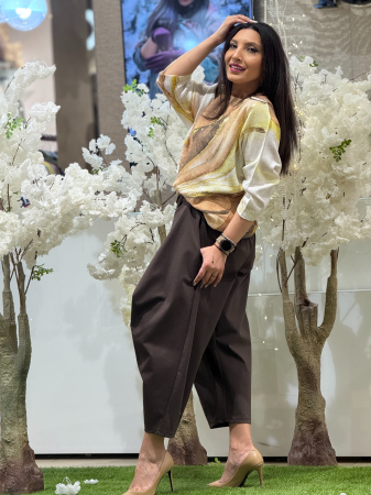 Pantaloni cu detaliu petrecut si curea in talie [2]