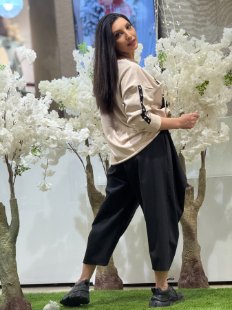 Pantaloni cu detaliu petrecut si curea in talie [3]