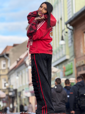 Pantaloni cu detaliu rosu si buzunare [4]