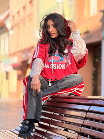 Pantaloni cu dunga rosie [2]