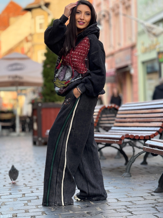 Pantaloni cu dunga verde [2]
