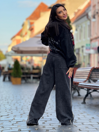 Pantaloni cu dunga verde [3]