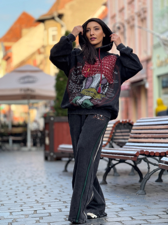 Pantaloni cu dunga verde [1]