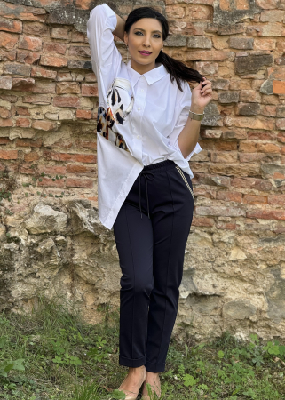 Pantaloni cu dungi aurii la buzunare [1]