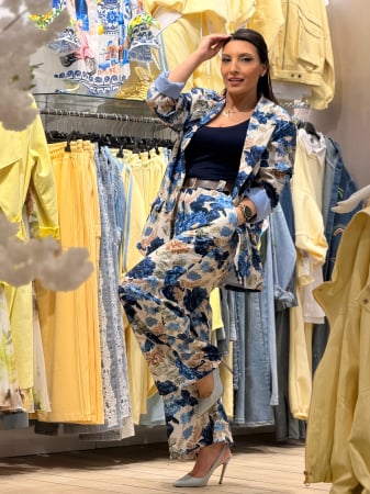 Imbracaminte de dama - Pantaloni cu flori albastre si curea in talie