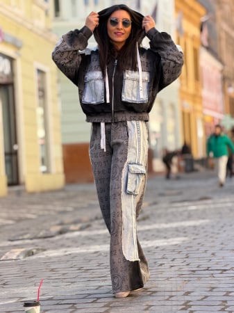 Pantaloni - Pantaloni cu scris si detaliu din blug