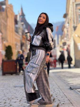 Pantaloni cu scris si detaliu din blug [2]