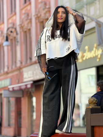 Pantaloni din bumbac cu fermoar si dungi pe lateral [3]