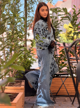 Pantaloni din denim cu broderie florala si paiete [2]