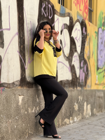 Pantaloni evazati cu buzunare la spate [6]