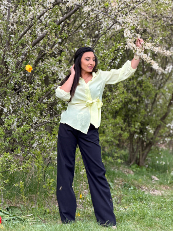 Pantaloni negri evazati cu elastic in talie [3]