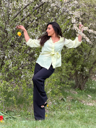 Pantaloni negri evazati cu elastic in talie [1]