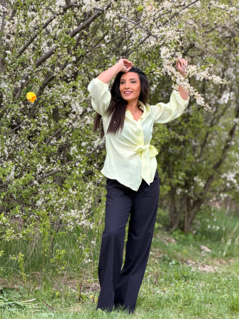 Pantaloni negri evazati cu elastic in talie [2]