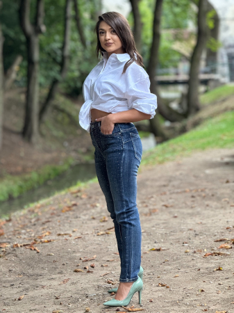 Jeans cu aplicatii de strasuri [1]
