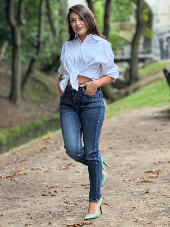Jeans cu aplicatii de strasuri [3]