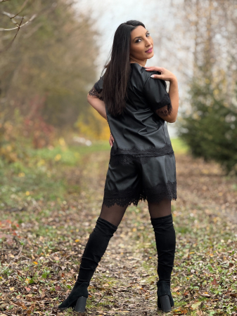 Pantaloni scurti de piele cu dantela [3]