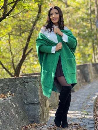 Noutati - Pulover scurt de lana cu forme geometrice pe spate