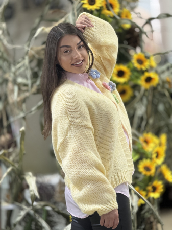 Pulover tricotat cu floricele brodate [3]
