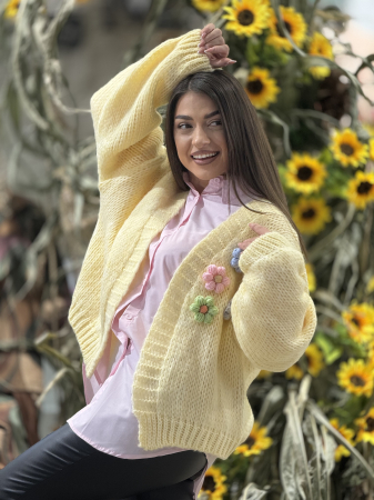 Geci si jachete - Pulover tricotat cu floricele brodate