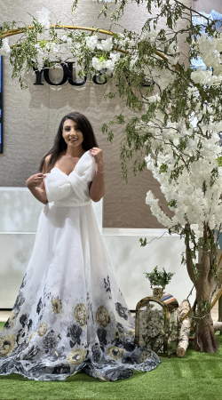 Rochii de eveniment - Rochie alba cu flori in partea de jos