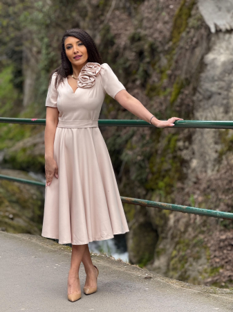 Rochie bej cu floare in piept [3]