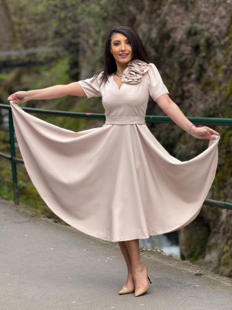 Rochii de zi - Rochie bej cu floare in piept