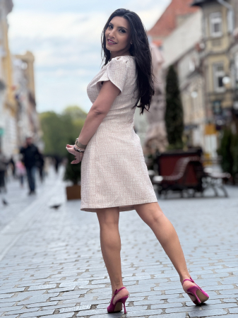 Rochie cambrata cu maneci voluminoase si insertii aurii [3]