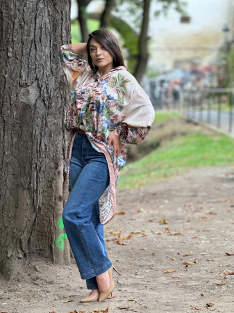 Jeans drept cu croi lejer si curea maro [1]