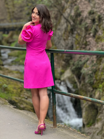Rochie fucsia cu volanase la maneci [4]