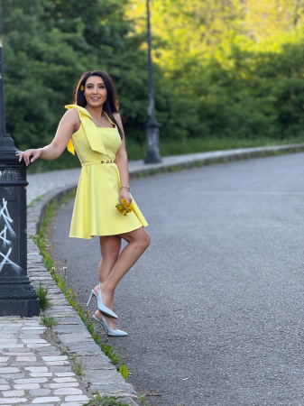 Rochie galbena cu fundita pe umar [5]