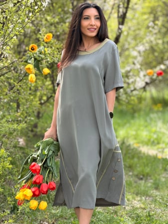 Noutati - Rochie lejera si detalii decorative cu nasturi