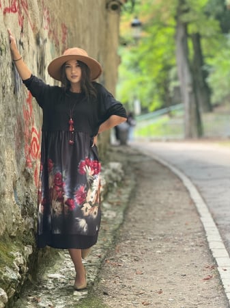 Rochii de zi - Rochie neagra cu imprimeu flori rosii