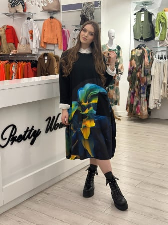 Rochii de zi - Rochie neagra lunga cu imprimeu floare albastra si verde