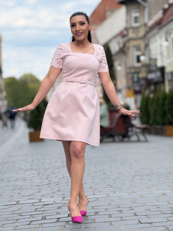 Rochie roz cu aplicatii florale cu pietre pe maneca [3]