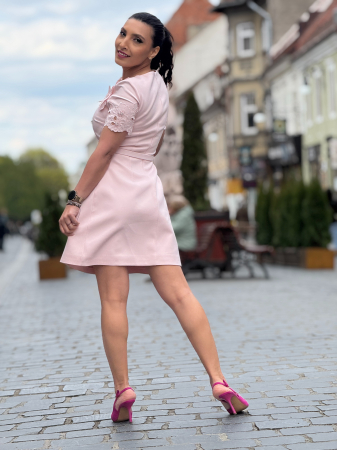 Rochie roz cu aplicatii florale cu pietre pe maneca [4]