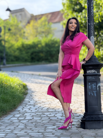 Rochie roz cu volanas pe picior [3]