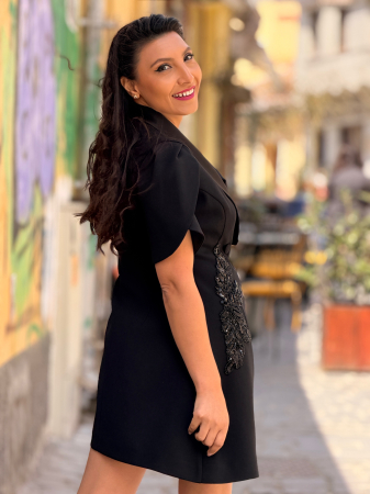 Rochie tip sacou cu rever satinat si aplicatie decorativa [3]