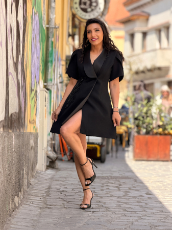 Rochie tip sacou cu rever satinat si aplicatie decorativa [5]